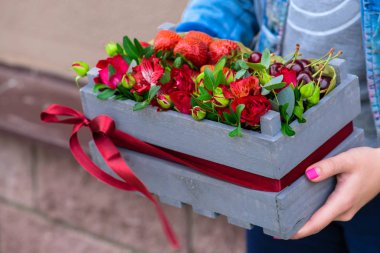 çiçek ve meyveleri ile hediye kutusu