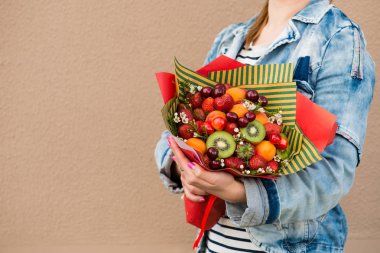 meyve buketi tutan kadın