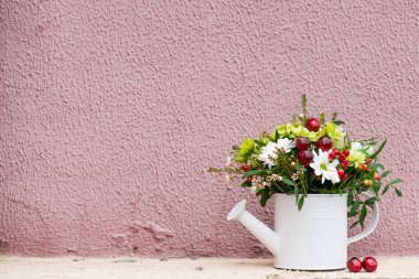 Çiçeklerle sulama kutusu