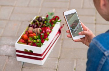 çiçek ve meyveleri ile hediye kutusu