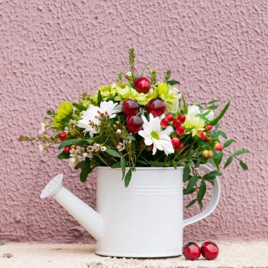 Çiçeklerle sulama kutusu