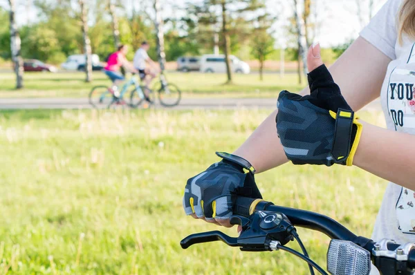 Närbild rider s händer i handskar — Stockfoto