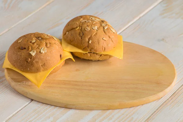 Bollos de pan sobre tabla de madera —  Fotos de Stock