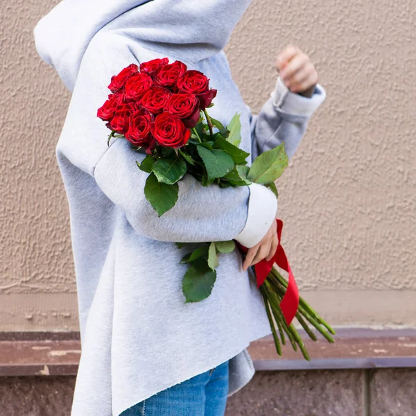 Mulher com buquê de flores — Fotografia de Stock