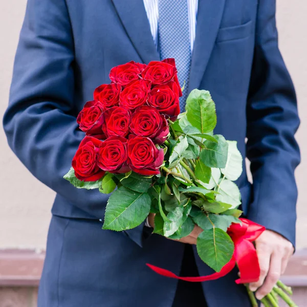 Uomo con mazzo di fiori — Foto Stock