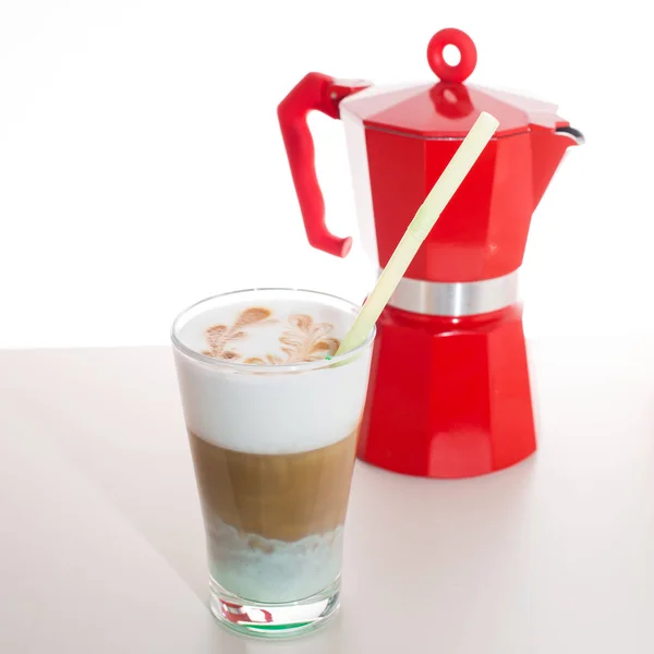 Pembuat kopi geyser dan kopi latte — Stok Foto