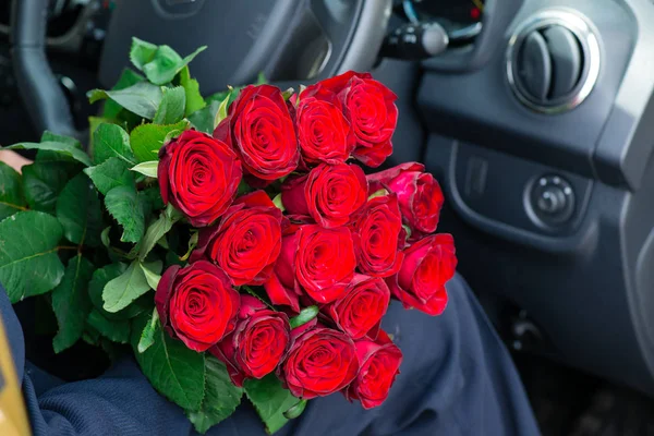 Homem no carro com rosas — Fotografia de Stock