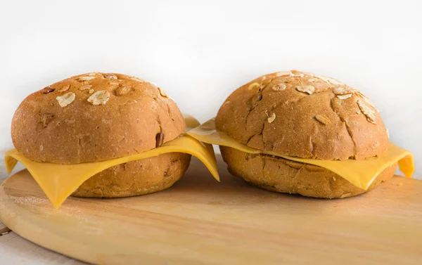 Brood broodjes op houten bord — Stockfoto