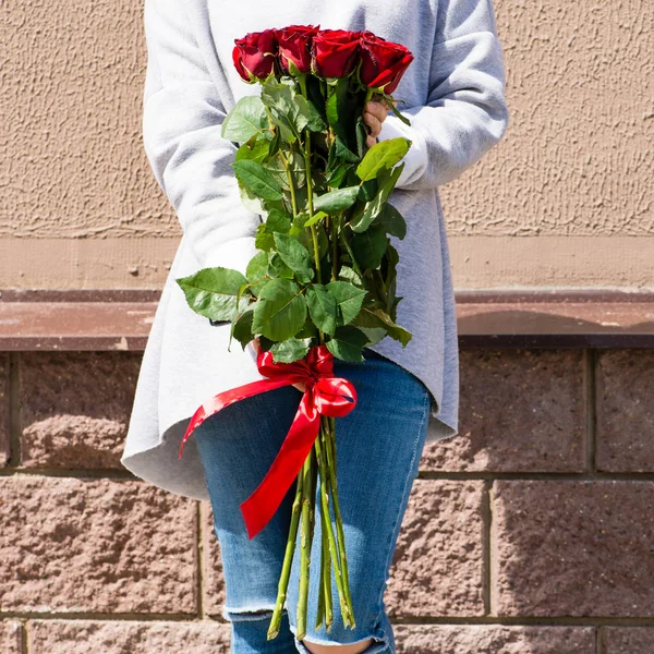 Mulher com buquê de flores — Fotografia de Stock