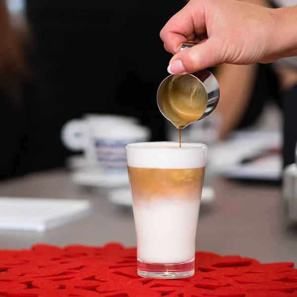Menyiapkan latte macchiato — Stok Foto