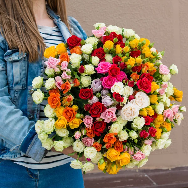 Mulher com buquê de flores — Fotografia de Stock