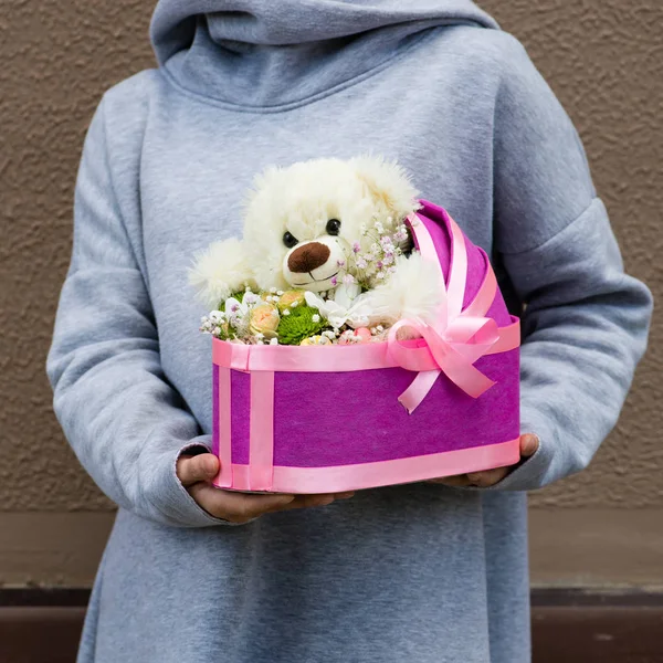 Çiçekler ve ayıcık hediye kutusunda — Stok fotoğraf