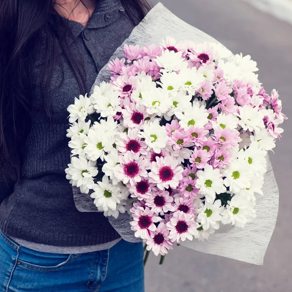 Mulher com buquê de flores — Fotografia de Stock