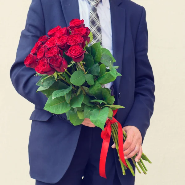 Mann mit Rosen — Stockfoto