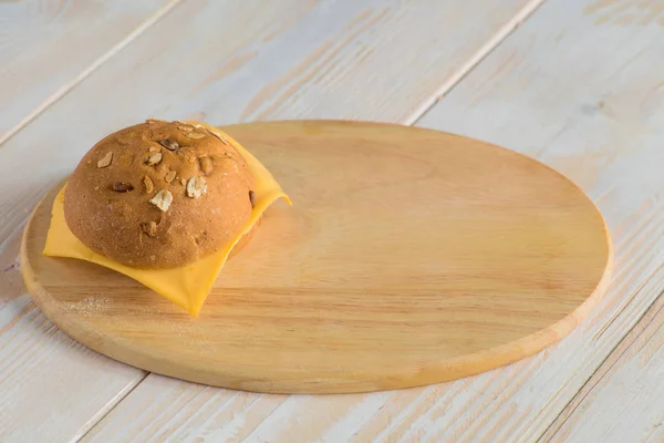 Bollo de pan sobre tabla de madera —  Fotos de Stock