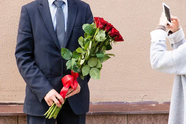 Man with bouquet of flowers — Stock Photo, Image