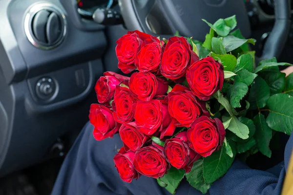 Homem no carro com rosas — Fotografia de Stock