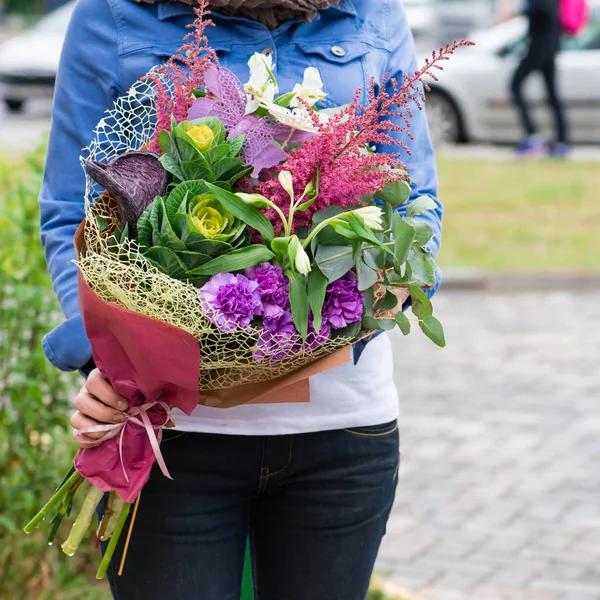 Mujer con ramo de flores — Foto de Stock