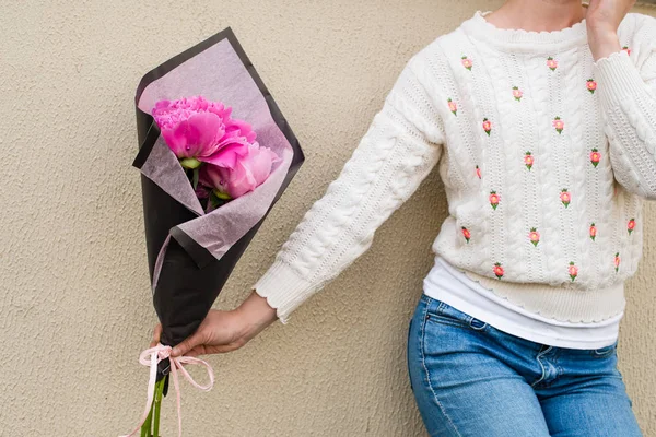 Mujer sosteniendo peonías flores — Foto de Stock