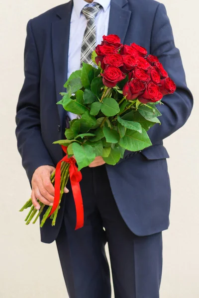 Homem com rosas — Fotografia de Stock