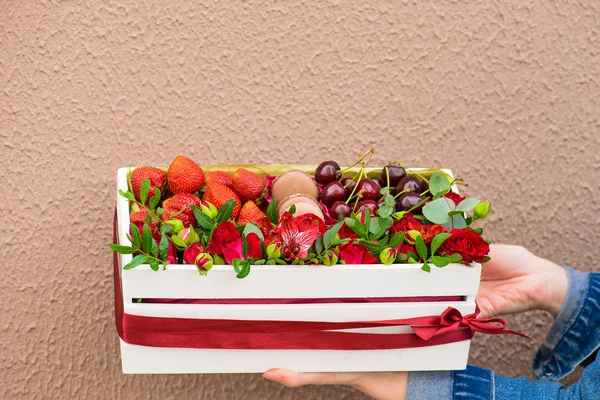 Caja de regalo con flores y bayas — Foto de Stock