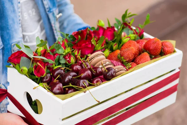鲜花和浆果礼品盒 — 图库照片