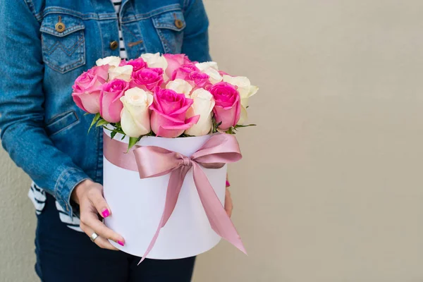 Ramo de rosas en una caja — Foto de Stock