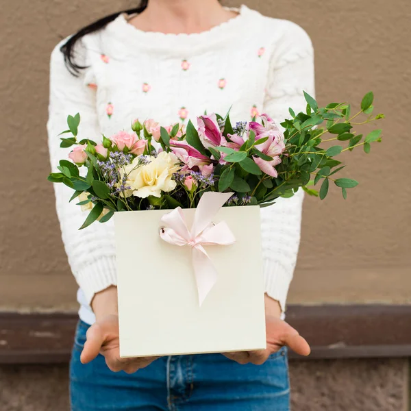 Schachtel mit Blumen — Stockfoto