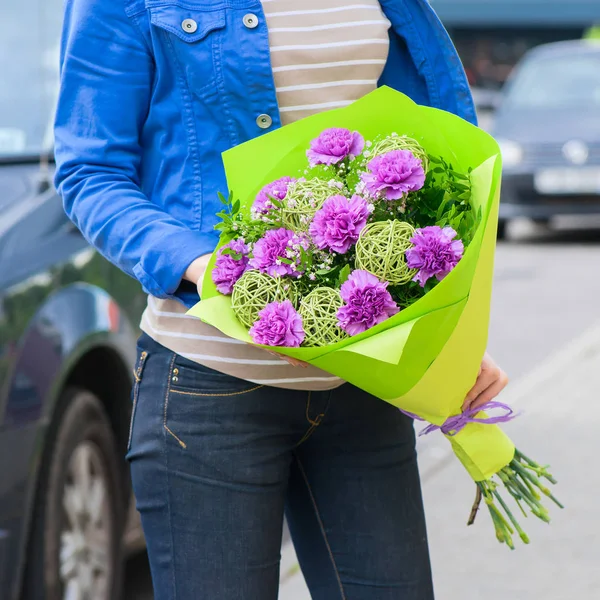 Frau mit Blumenstrauß — Stockfoto