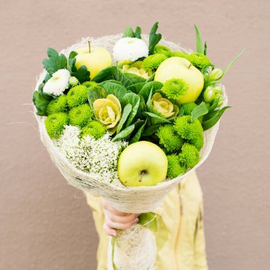 yeşil ile yapılan alınan kadın trendy özgün yeşillik buketi 