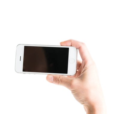 El ele tutuşan akıllı telefon.