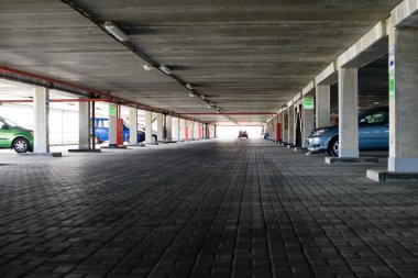 Arabalarla yeraltı otoparkı
