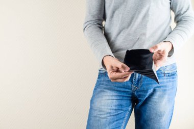 Cepleri boş bir adam