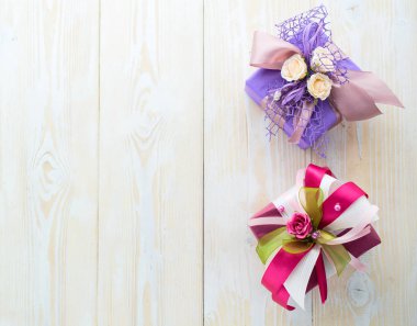 gül ve pruva ve ikinci PI bir küçük mor hediye kutusu