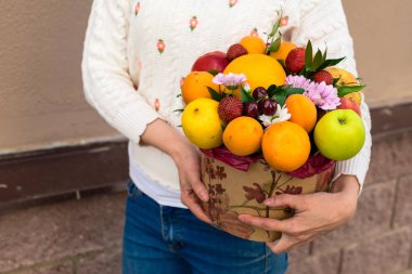 kadın bir yeni orijinal alışılmadık meyve buketi, açık havada aldı. C