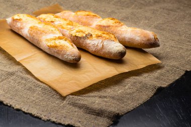 Natürmort poolish ile üç Fransız taze ekmeği baget ile,