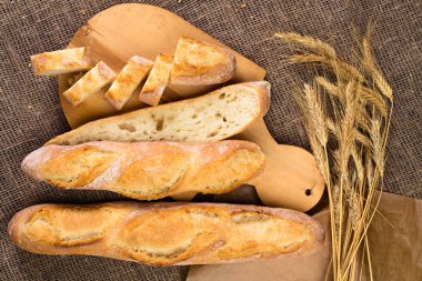Natürmort Fransız taze ekmeği baget ile ile poolish bir w üzerinde