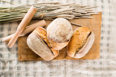 geleneksel yuvarlak esnaf kepekli ekmek somunları ile natürmort, 