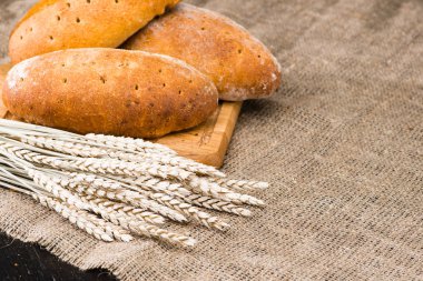 Ev yapımı rustik buğday ekmek üzerinde ahşap kesim panosu, yakın