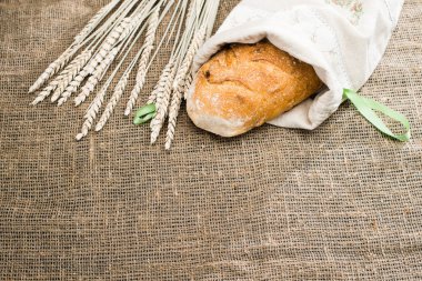 Pugliese biga ekmekle Apulia yakınındaki beyaz kumaş ile kaplı