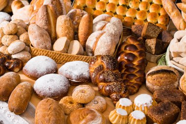 bir tablo taze ekmek türleri: ROM baba, challah, whea