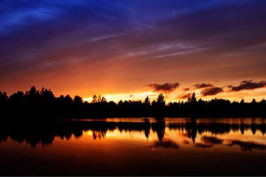 Gölde gün batımı