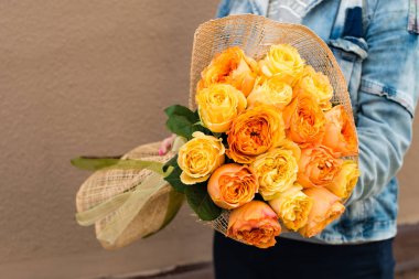 kadın güzel bir buket sarı ve turuncu gül ' o aldı