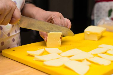 Kadın el dilim peynir bir İtalyan pizza, p işlemi yapmak için