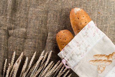Ev yapımı rustik buğday ekmek yakınındaki beyaz kumaş ile kaplı