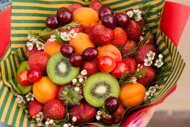 meyve buketi tutan kadın