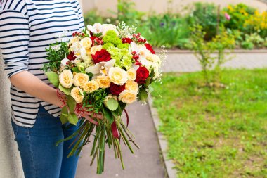 kadın güzel bir buket kırmızı ve bej Gül ' chrys aldı