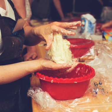 eller kadın yoğurma hamur pizza üzerinde ahşap masa, süreci için