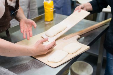 unu bir ahşap tahta üzerinde Hamur parçaları. Hazırlama işlemi