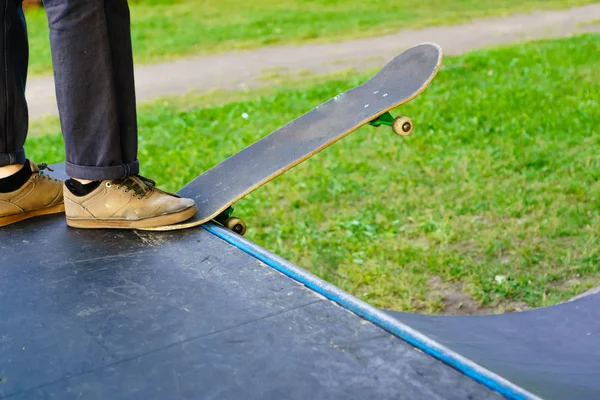 Gambe da skateboarder prima di saltare — Foto Stock